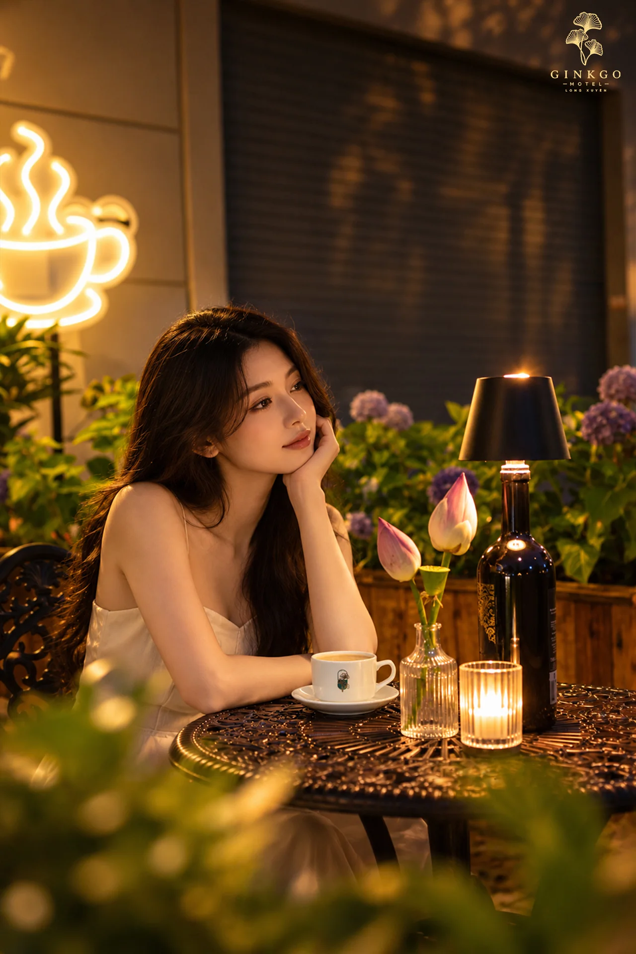 Khách ngồi góc cà phê ngoài hiên buổi tối