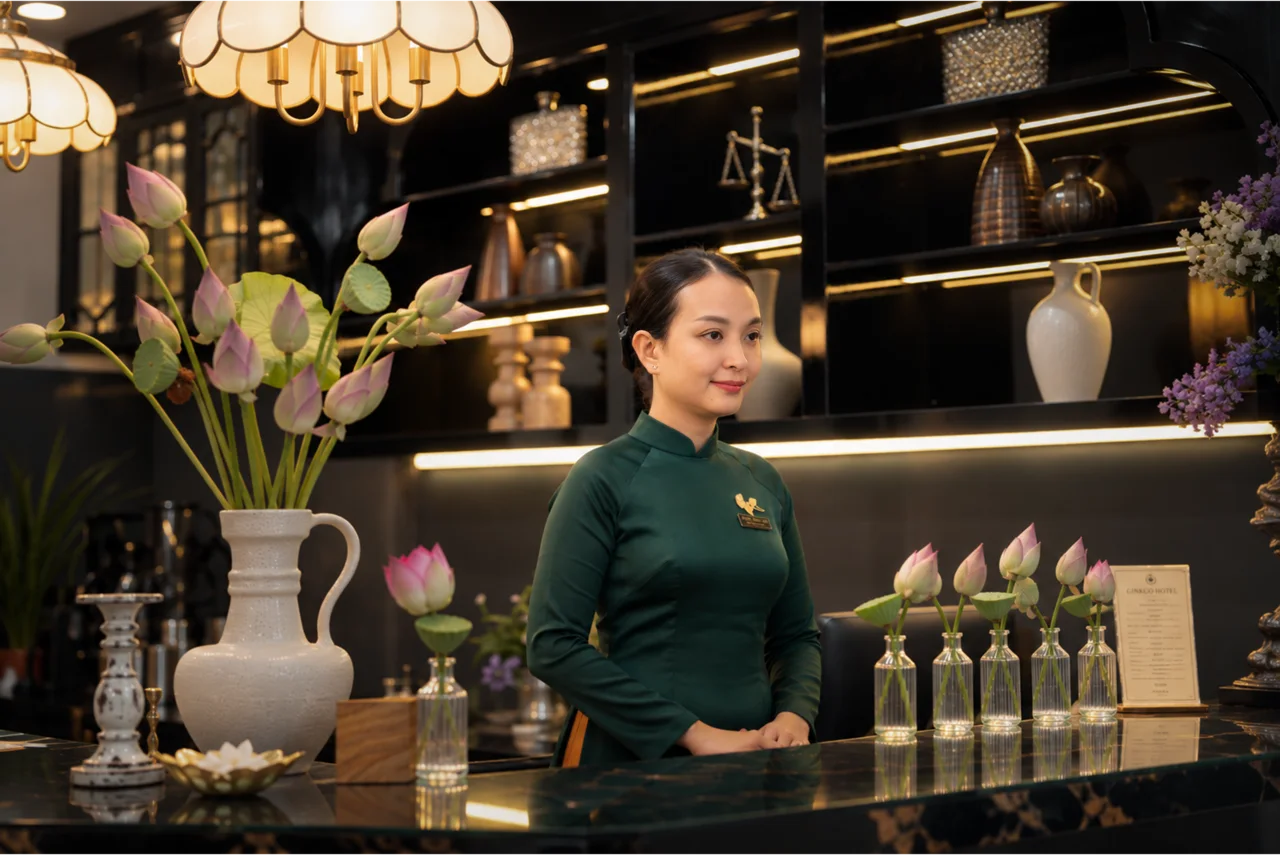 Lễ tân Ginkgo trong áo dài xanh