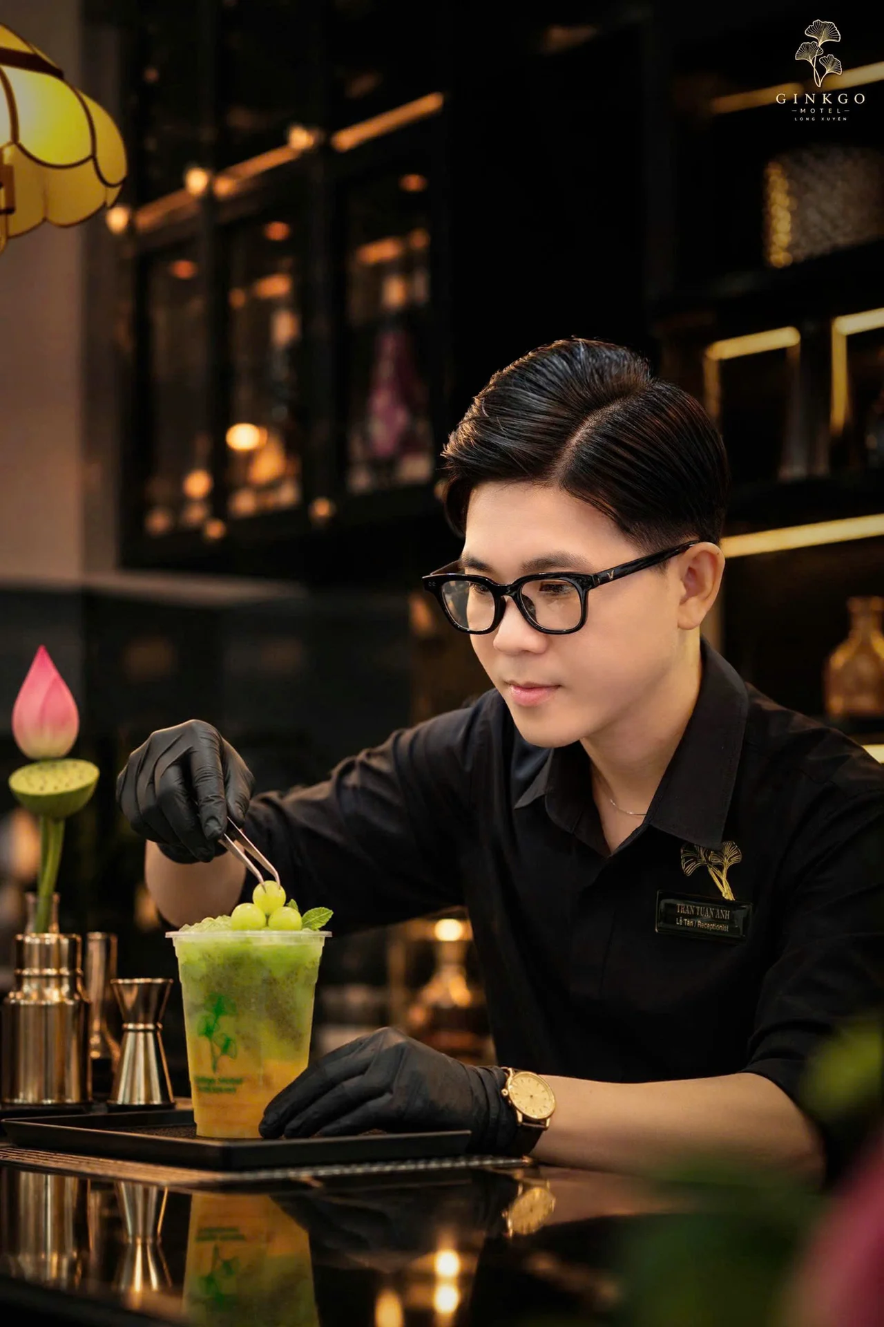 Nhân viên pha chế đồ uống tại quầy bar