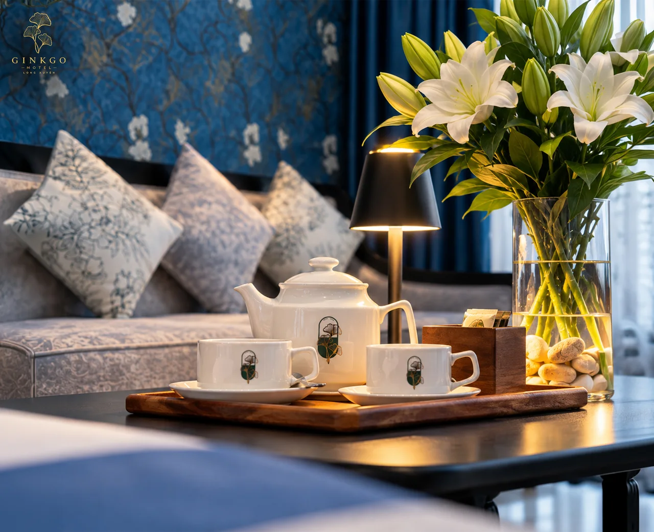 Bàn trà, bộ sofa và hoa ly trong Chairman Suite