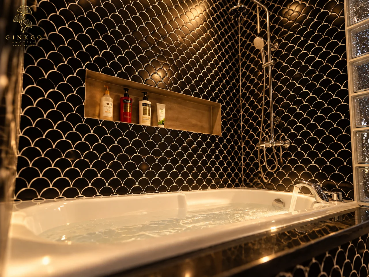 Bồn tắm riêng ốp gạch vảy cá đen trong Chairman Suite