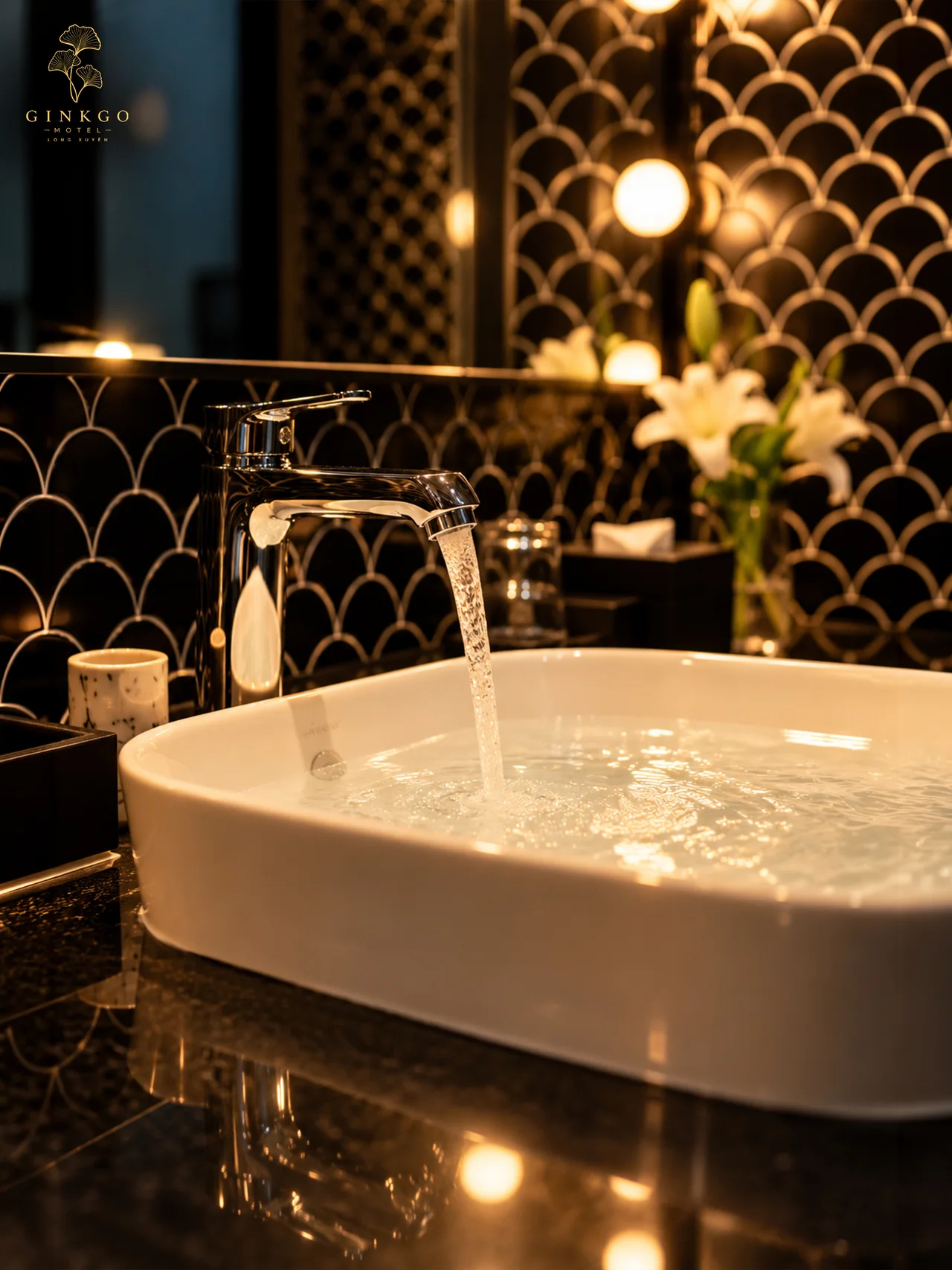 Lavabo đá đen và hoa ly trong Chairman Suite
