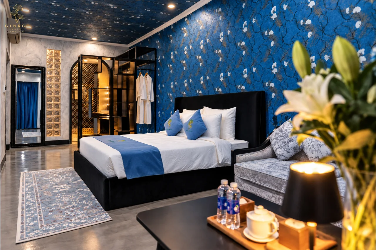 Toàn cảnh Chairman Suite với giường King và bộ sofa