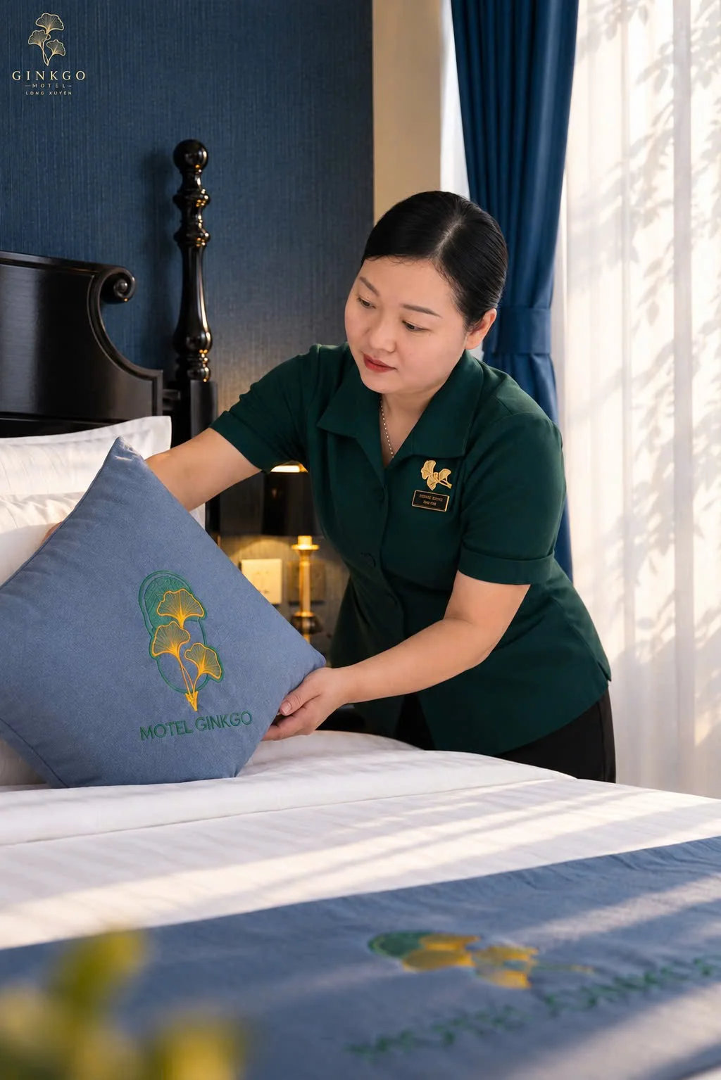 Nhân viên chuẩn bị giường phòng Single