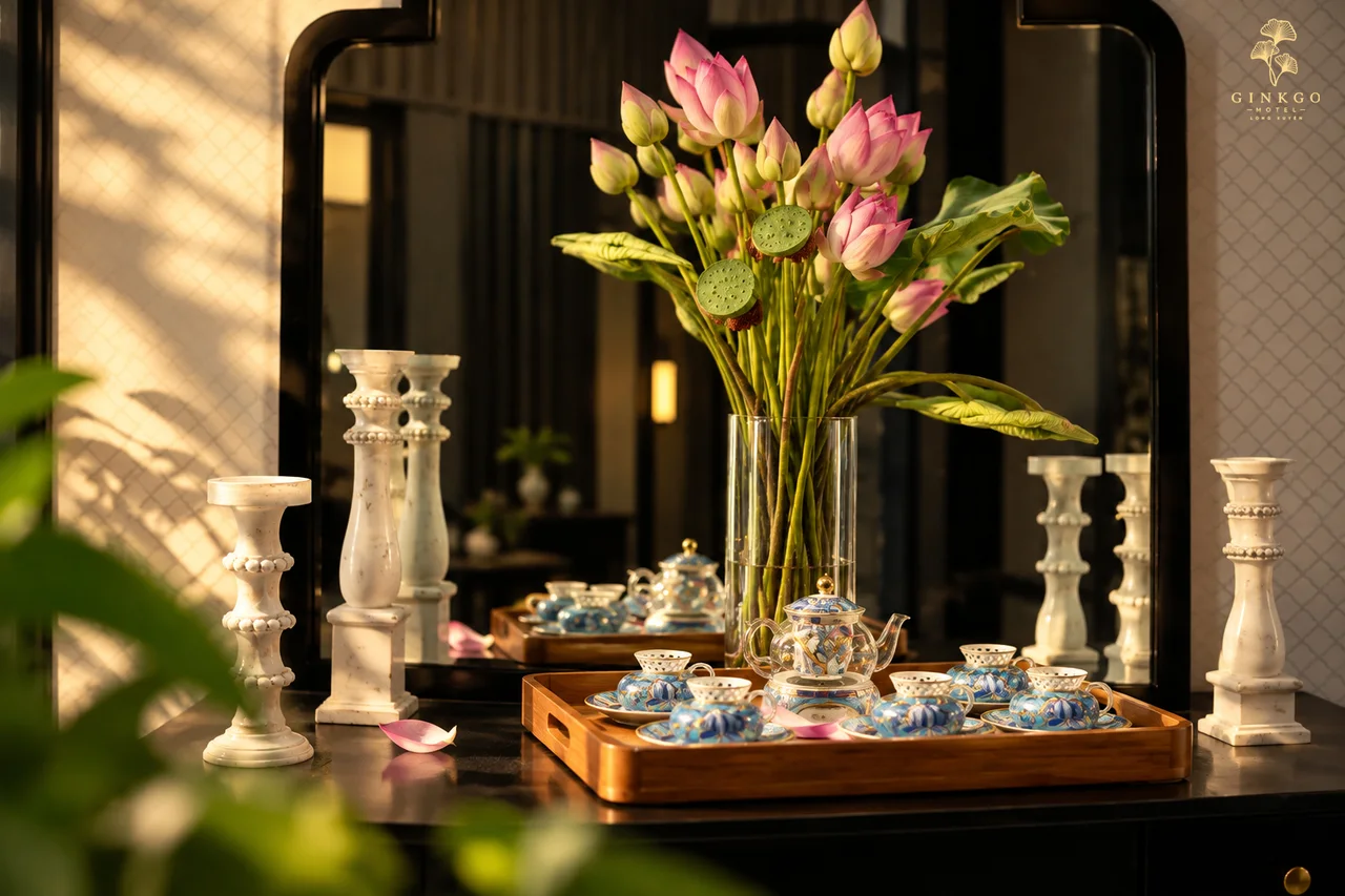 Bộ trà và bình sen hồng giữa sảnh