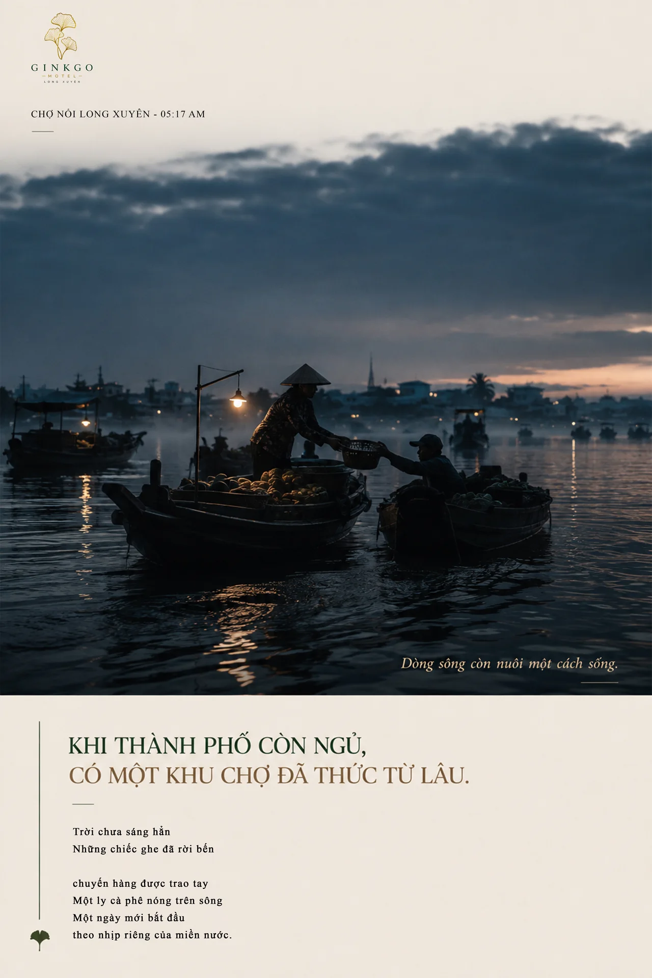 Chợ nổi Long Xuyên, 05:17 sáng — Khi thành phố còn ngủ, có một khu chợ đã thức từ lâu. Những chiếc ghe đã rời bến, chuyến hàng được trao tay, một ly cà phê nóng trên sông.