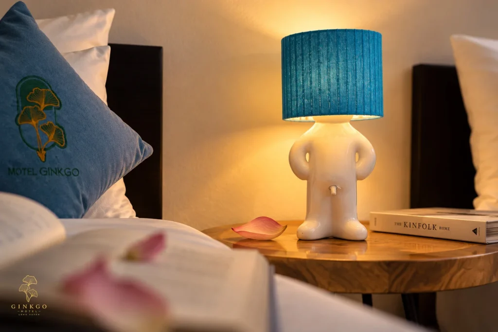 Đèn ngủ xanh bên giường Double Bed Room