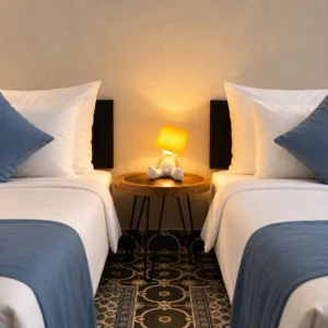 Hai giường đơn và đèn ngủ trong Double Bed Room
