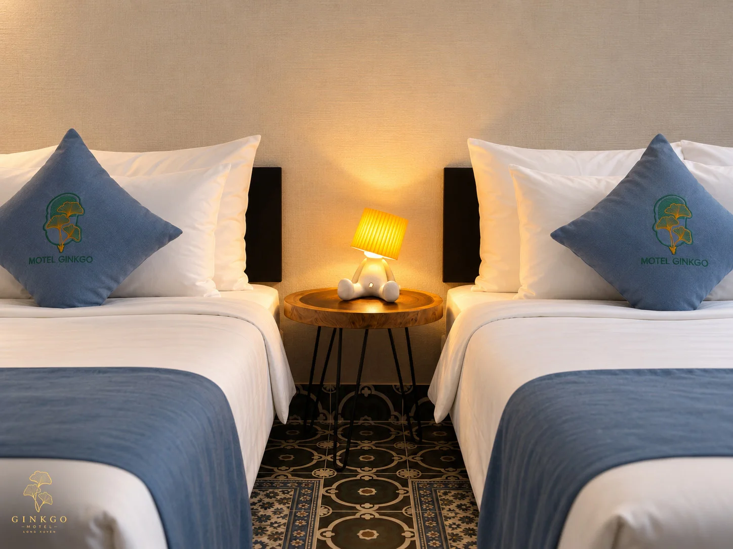 Hai giường đơn và đèn ngủ trong Double Bed Room