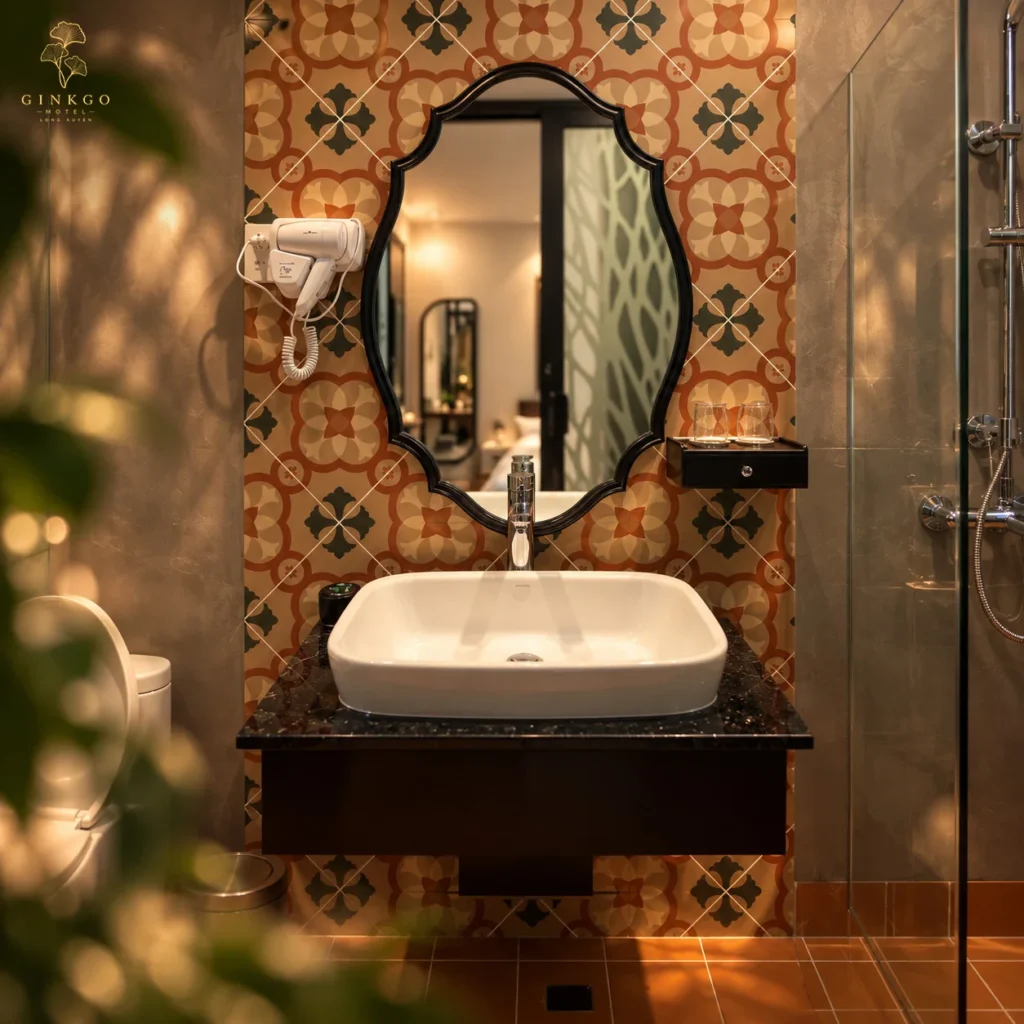 Lavabo và gương hoa văn trong Double Bed Room