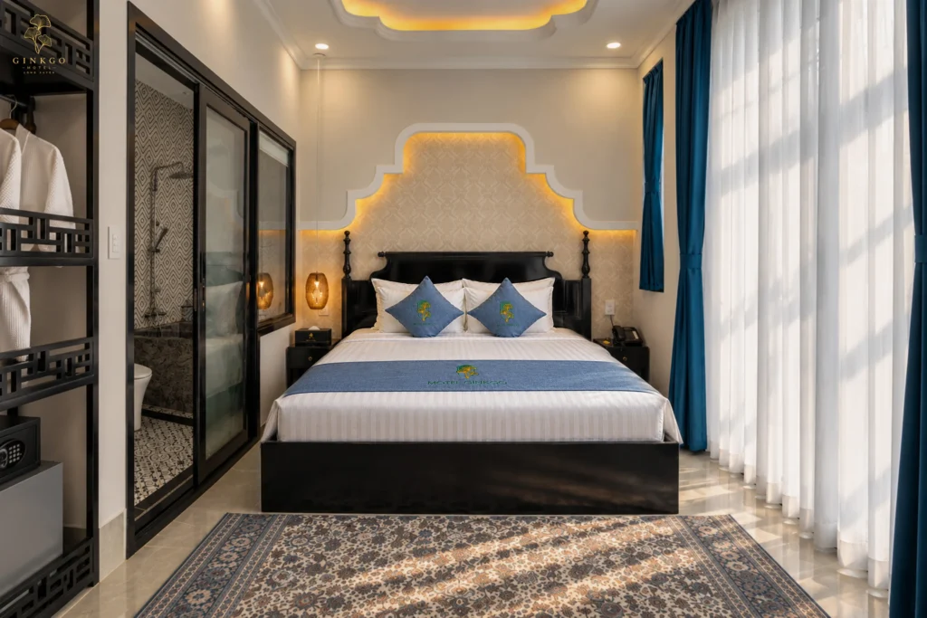 Master Room với đèn mây và đầu giường vòm