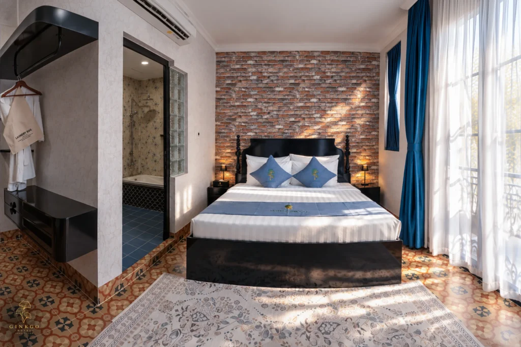 Master Room ngập nắng với tường gạch và rèm xanh